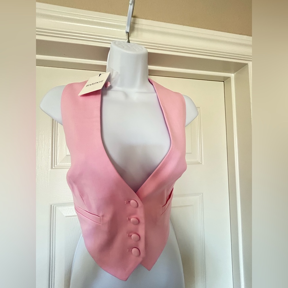 Bardot Cropped Fitted Vest Top.  NWT, Color Pink. Size Medium.
